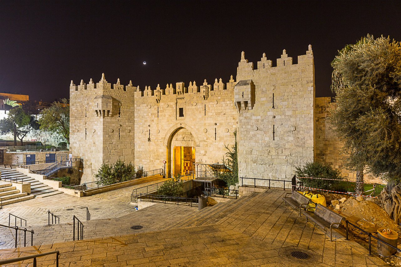 Damašská brána, ležatý měsíc