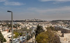 Pohled z hradeb, Hebrejská univerzita na kopci