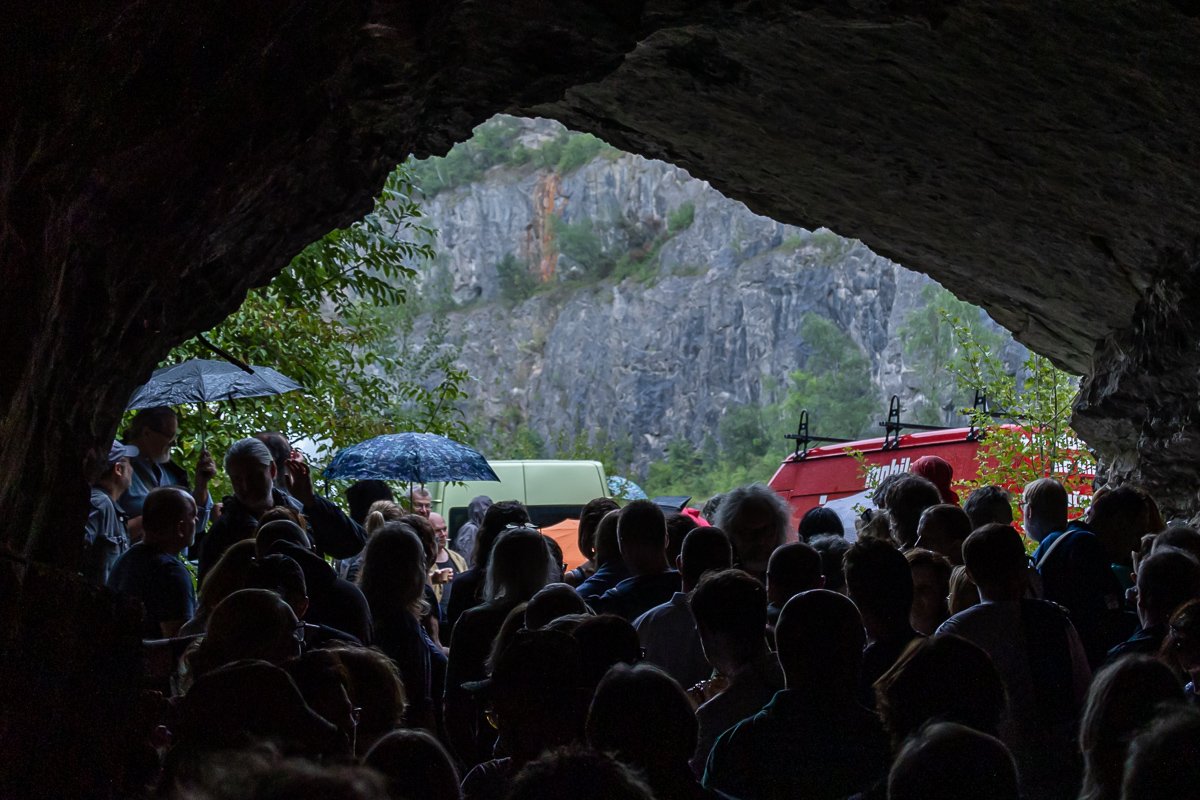 Úkryt v tunelu během deště