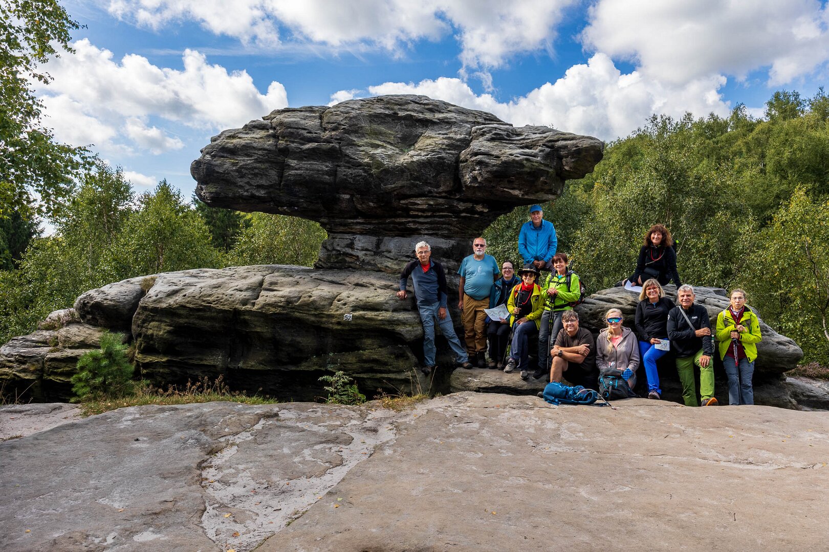 Společné foto u  skalního hřibu, Tiské stěny